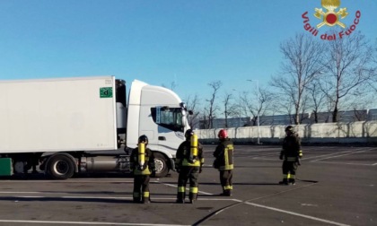Camion a metano in fiamme: paura a Cortenuova, ferito l'autista