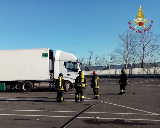 Camion a metano prende fuoco, autista ferito alla mano