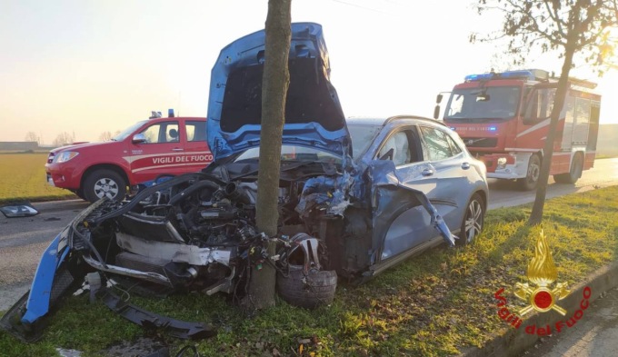Frontale contro il camion, due feriti a Cortenuova