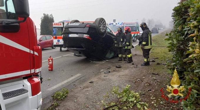 Schianto sulla Soncinese: auto ribaltata e due feriti in ospedale