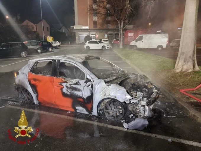Auto in fiamme nella notte di Capodanno