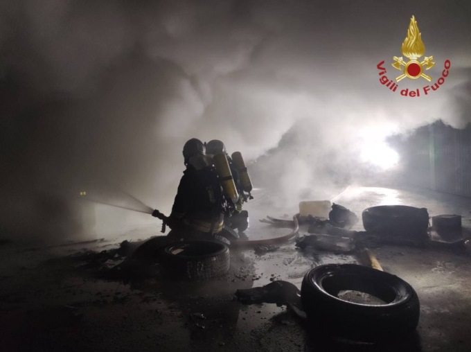 Fiamme a Zingonia: bruciano due box pieni di materiali