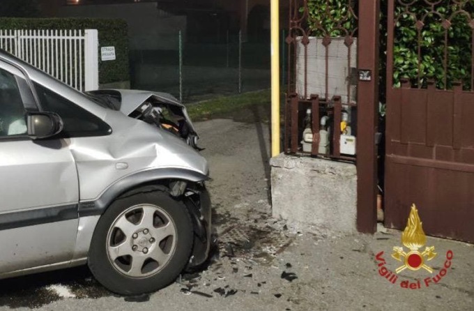 Malore in auto, poi lo schianto: muore una donna