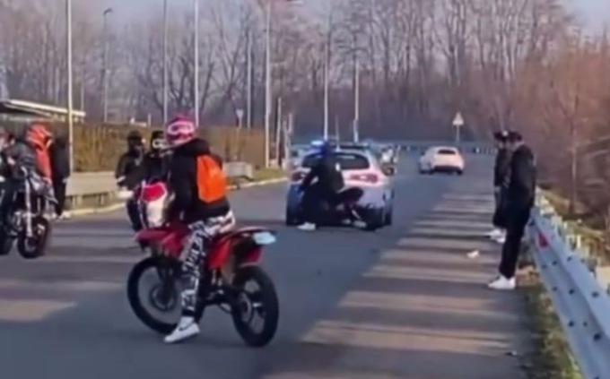 Sgommate e gare in motorino, poi  sfidano e insultano la Polizia. Il sindacato: “Questi ragazzi vanno educati alla vita sociale”.