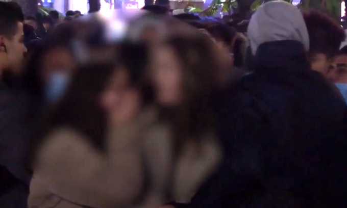 Ragazze molestate in piazza Duomo a Capodanno: perquisita l’abitazione di un 18enne trevigliese