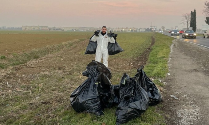 “Perché non ci pensiamo noi?”. Due giovani ripuliscono la spazzatura abbandonata