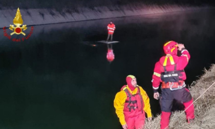 Finisce con l'auto nel canale e si salva... salendo sul tetto