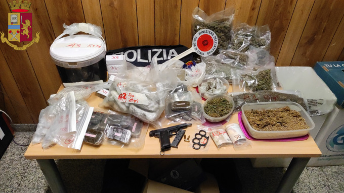 Inseguito in moto dalla Polizia, nel garage nascondeva droga, armi e contanti