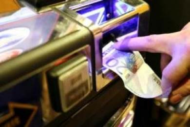 Rubava portafogli per poter giocare alle slot: nei guai una 79enne