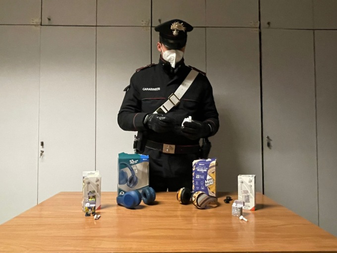 Ladro di cuffie all’IperCoop: arrestato e liberato 36enne
