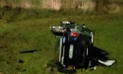 Ribaltamento in rotonda a Pandino: grave un giovane
