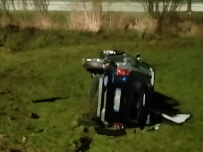Ribaltamento in rotonda a Pandino: grave un giovane
