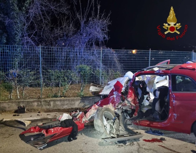 Terribile schianto contro un muretto: morto un 32enne, feriti i tre passeggeri che viaggiavano con lui
