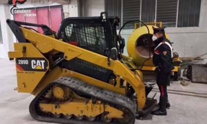 Rubavano e riciclavano mezzi di cantiere, tre arresti e sei indagati