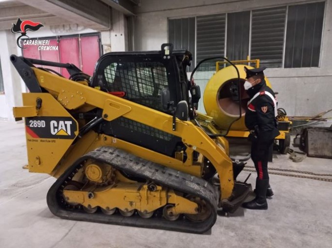 Rubavano e riciclavano mezzi di cantiere, tre arresti e sei indagati