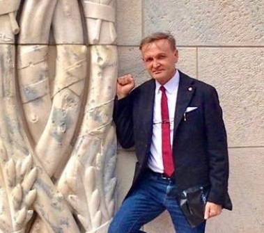 Il parroco vuole sfrattare l’ex sindaco (ma non può)