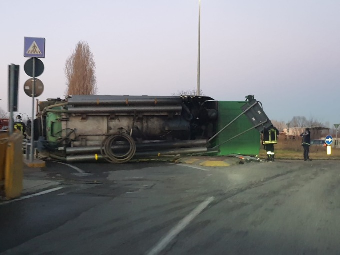 Camion degli spurghi si ribalta sulla rotonda