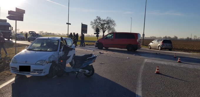 Schianto fra due auto e uno scooter sulla Soncinese, morto un 56enne