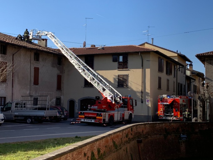 Camino prendo fuoco, attimi di paura in centro
