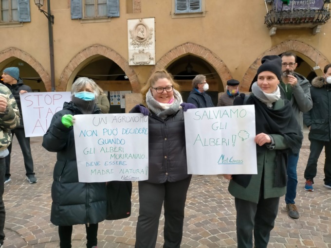 Stop all’abbattimento degli alberi: presidio in piazza a Caravaggio