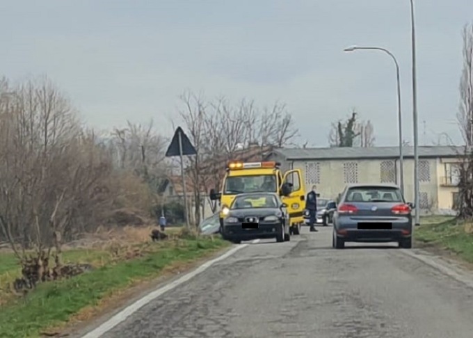 Perde il controllo dell’auto, 22enne finisce fuori strada
