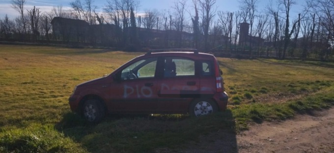 Scritta blasfema sull’auto abbandonata nel campo, writer di nuovo in azione