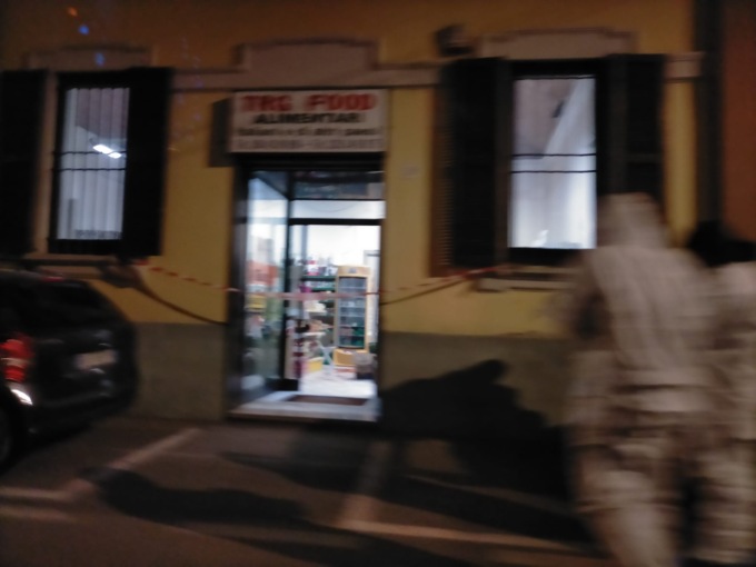 Rapina finisce a coltellate: ferito dipendente di un negozio