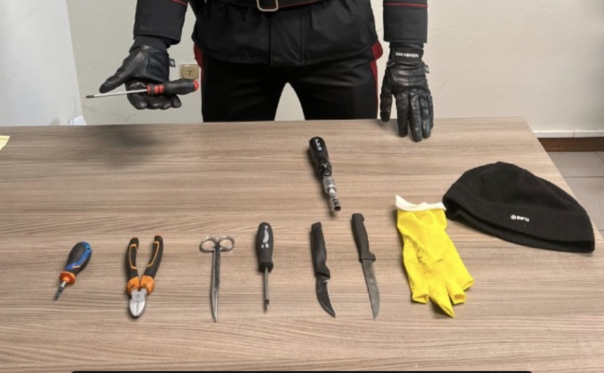 Sorpreso dai carabinieri con arnesi da scasso, 29enne denunciato