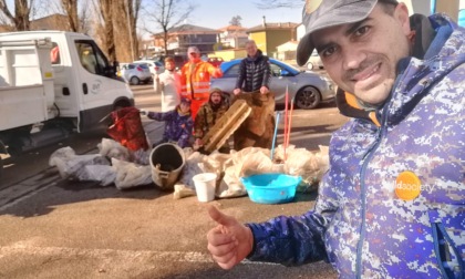 Volontari raccolgono rifiuti e salvano la fauna ittica