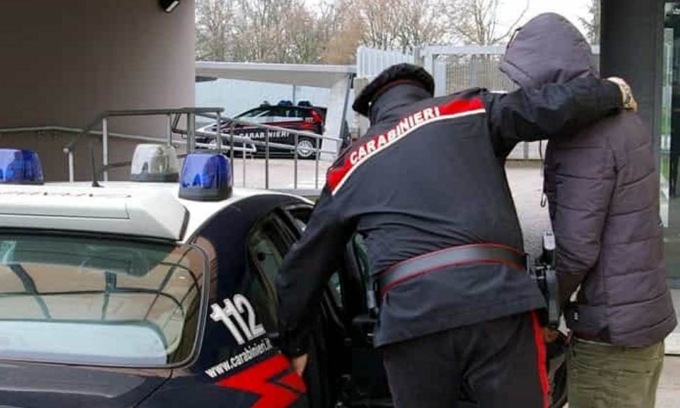 Preso l’uomo che aveva accoltellato due carabinieri, stava fuggendo in Francia