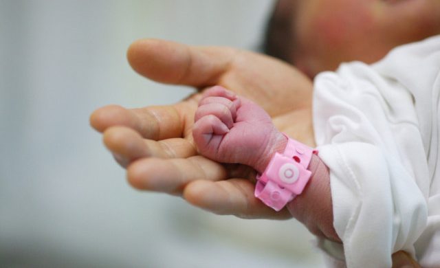 Al Papa Giovanni incredibile scambio di bambine in culla