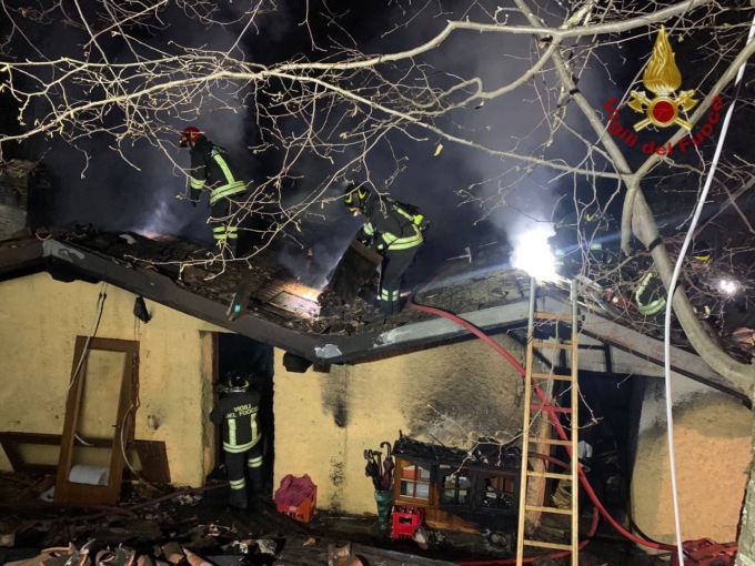 S’incendia il tetto, paura per una famiglia di Grone