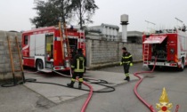 Brucia materiale di scarto nel cassone, Vigili del fuoco in un'azienda di Cortenuova