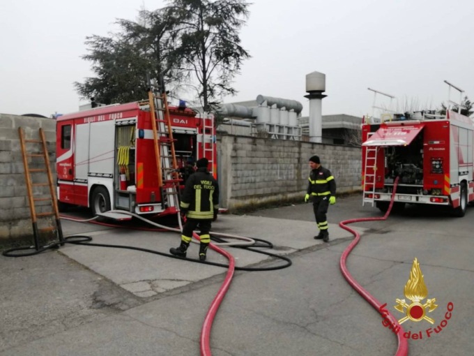 Brucia materiale di scarto nel cassone, Vigili del fuoco in un’azienda di Cortenuova