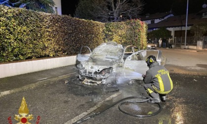 Auto in fiamme a Torre, arrivano i Vigili del fuoco