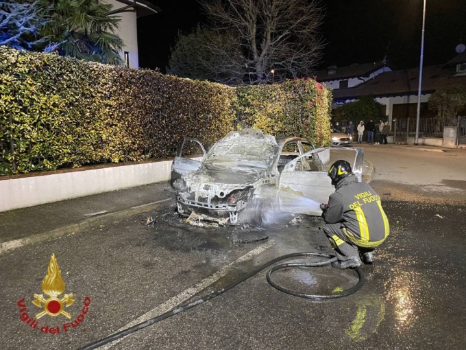 Auto in fiamme a Torre, arrivano i Vigili del fuoco