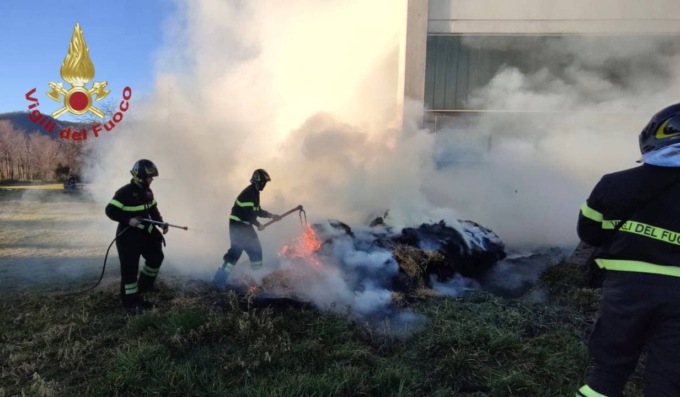Vento e fiamme: due incendi in pochi minuti