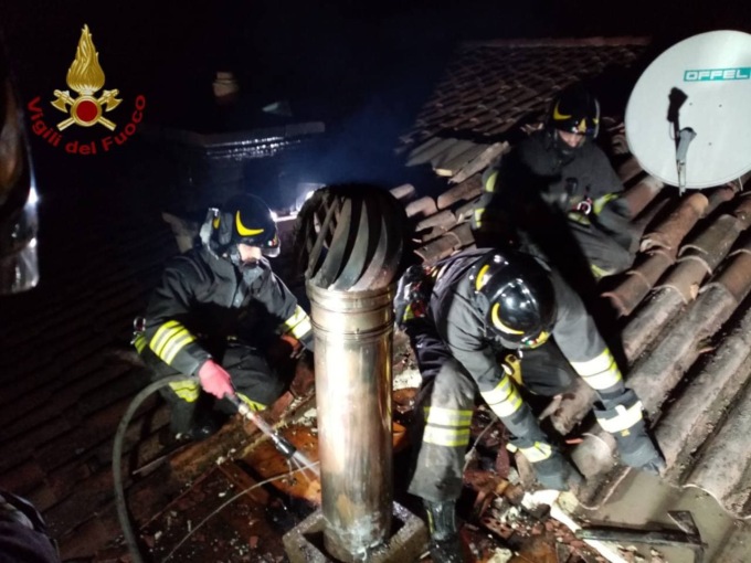 Canna fumaria in fiamme, paura a Calcio