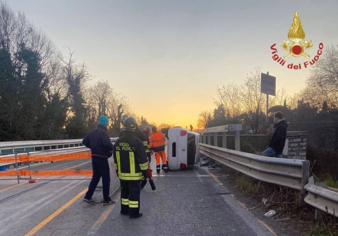 Urta il new jersey e si ribalta sulla Statale
