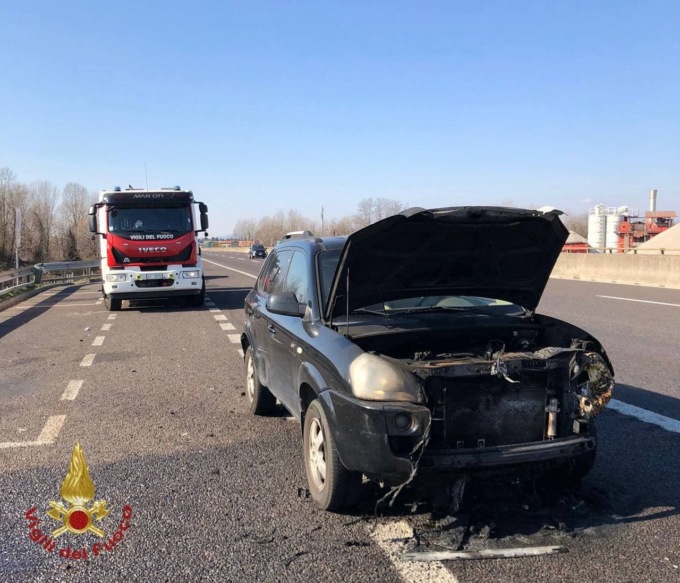 Auto prende fuoco sulla A4, illesa la conducente