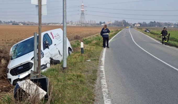 Frontale ad Arcene, auto e furgone finiscono nel fosso