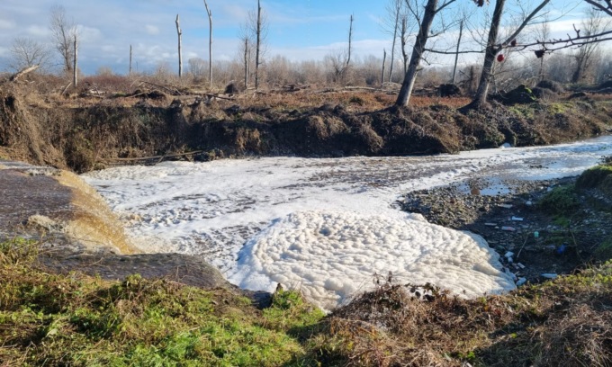 Schiuma nel canale: non è nociva per l’ambiente ma è “caccia” ai responsabili