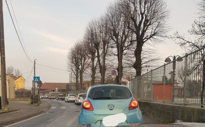 Lunghe code al passaggio a livello di via Caravaggio sulla Sp 19