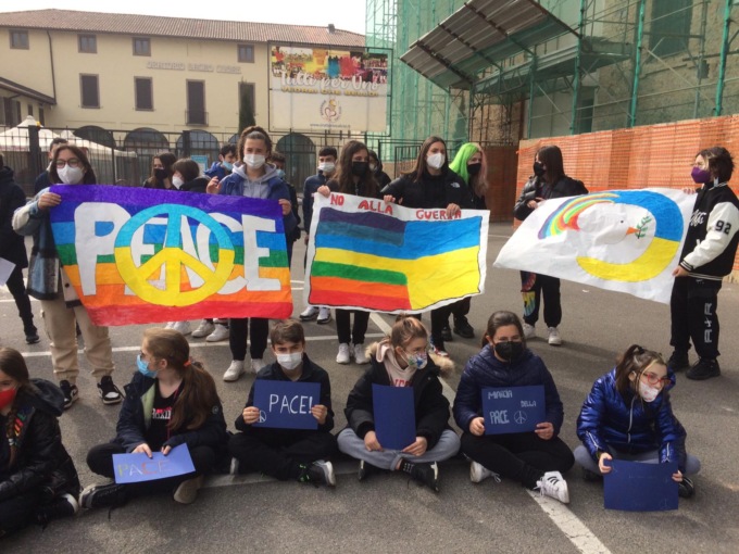 Studenti e docenti scendono in piazza per la pace