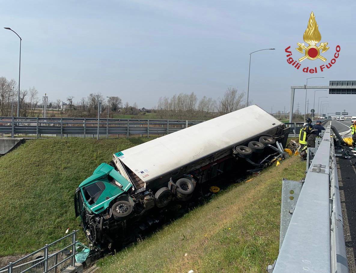 Brebemi Tir carico di latte finisce nella scarpata (1)