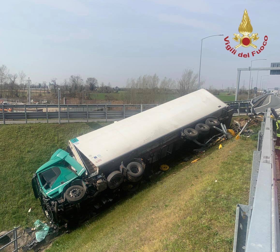 Brebemi Tir carico di latte finisce nella scarpata (2)