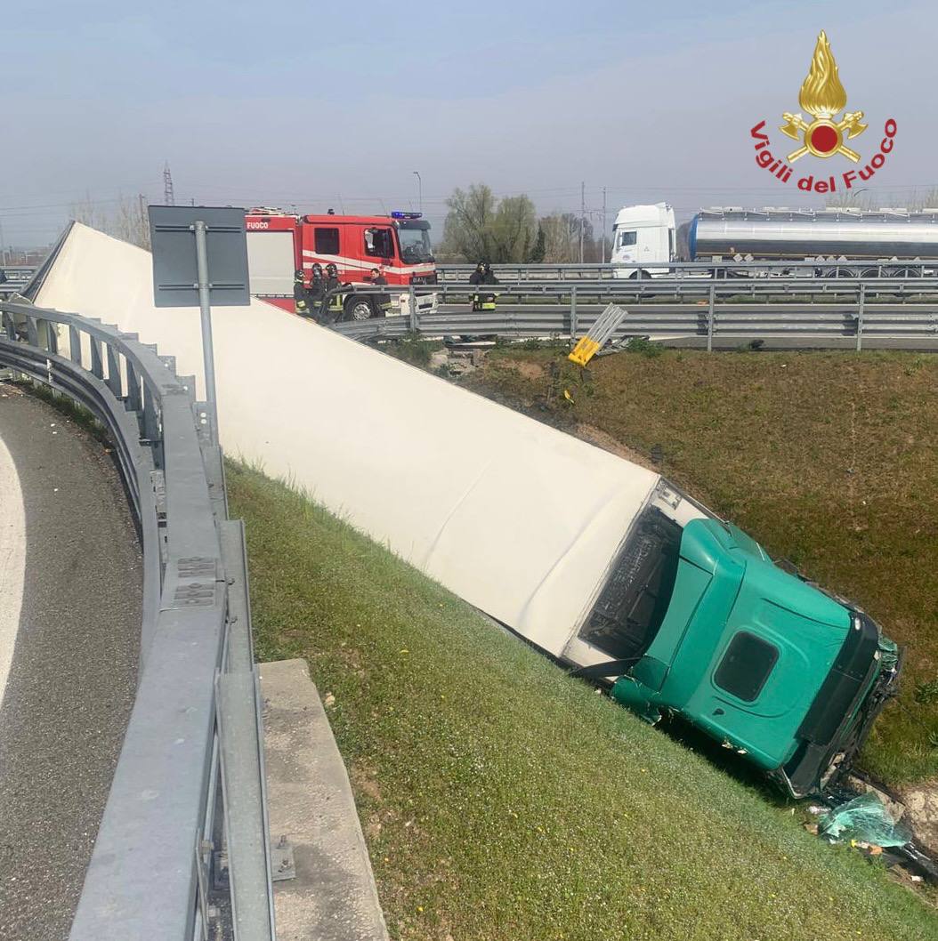Brebemi Tir carico di latte finisce nella scarpata (3)