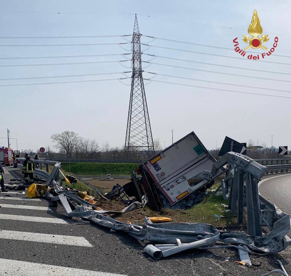 Brebemi Tir carico di latte finisce nella scarpata (4)