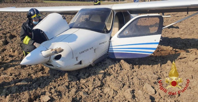 Incidente in ultraleggero: coinvolti due giovani