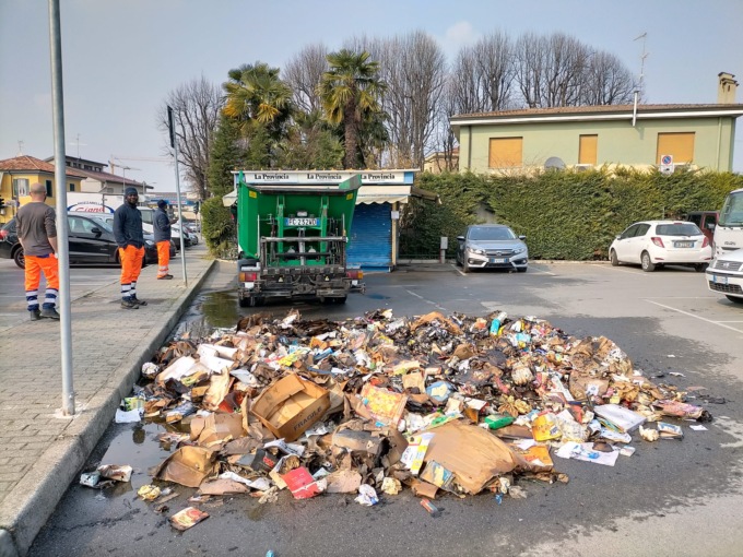 Camion della raccolta differenziata carico di carta prende fuoco